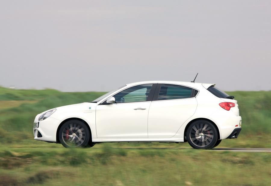  Alfa Romeo Giulietta Cloverleaf (940) 2010 года  (UK) (фото 22 из 40)